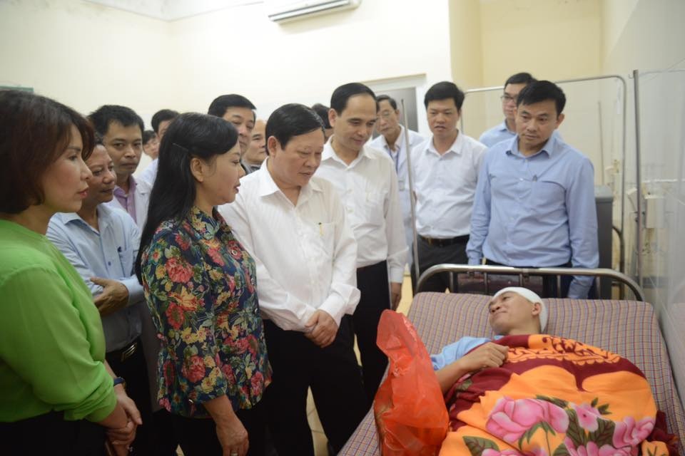 Bộ trưởng Bộ Y tế lên án hành vi hành hung bác sĩ - 1 Bộ trưởng động viên BS Dương điều trị. Bà cũng lên án hành vi hành hung bác sĩ. Ảnh: Tuấn Dũng