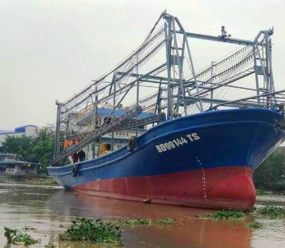 Tàu vỏ thép liên tục hỏng, 18 ngư dân đang bị thả trôi trên biển - 1 Tàu vỏ thép BĐ 99144 TS mới hạ thủy đầu năm 2017 nhưng bị hỏng liên tục