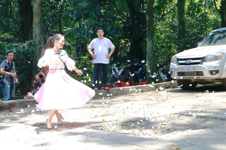 Đến Cúc Phương ngắm “rừng bươm bướm” - 11 Bạn trẻ vui đùa cùng đàn bướm