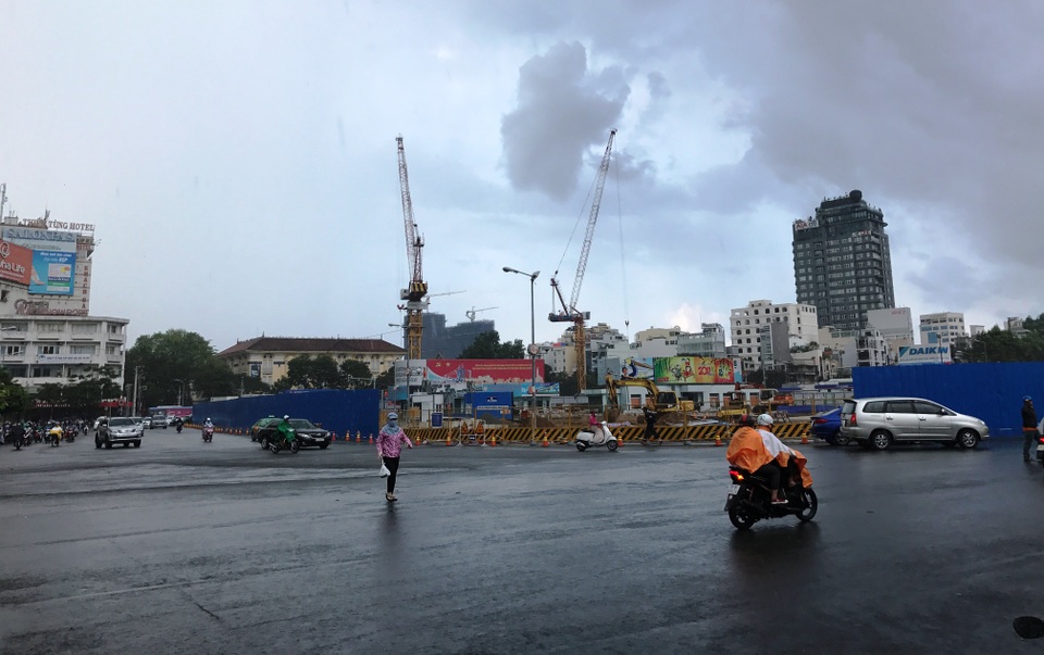 CSGT dầm mưa điều tiết giao thông sáng đầu tuần - 1 Sở GTVT TPHCM chính thức tiến hành rào chắn vòng xoay Quách Thị Trang trước chợ Bến Thành và tổ chức phân luồng lại giao thông để thi công công trình nhà ga Metro Bến Thành