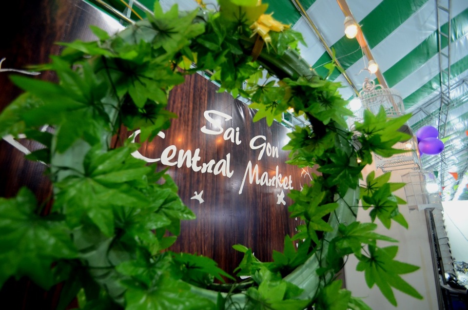 Tên của chợ phiên là SaiGon Central Market.