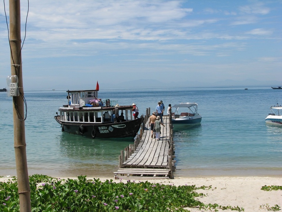 Du khách đi thuyền lên Cù Lao Chàm (xã Tân Hiệp, Hội An) tham quan