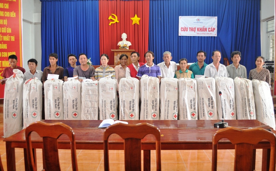 Tặng “nhà di động” cho 14 hộ dân mất nhà do sạt lở - 1
Chiều ngày 25/4, Hội chữ thập đỏ Việt Nam cùng Hội chữ thập đỏ tỉnh An Giang hỗ trợ khẩn cấp cho 14 hộ dân có nhà bị sụp xuống sông trong vụ sạt lở kinh hoàng xảy ra 22/4 vừa qua trên địa bàn xã Mỹ Hội Đông, huyện Chợ Mới
