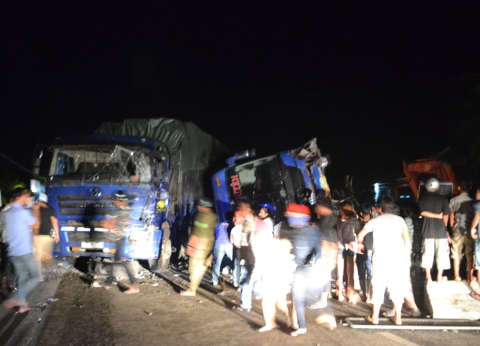 Vụ lật xe giường nằm: Tại trời mưa đường trơn? - 2 Hiện trường vụ tai nạn xe giường nằm lật nghiêng khiến 15 người nhập viện cấp cứu