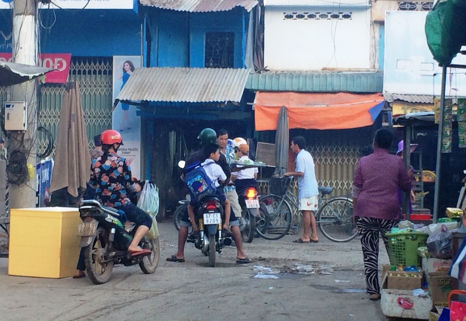 Hàng trăm học sinh trong vùng sạt lở nghiêm trọng đi học trở lại - 1 Đường vào cổng chính đã bị phong tỏa, nhiều phụ huynh vẫn chưa biết đường nào đi vào trường tiểu học A Mỹ Hội Đông