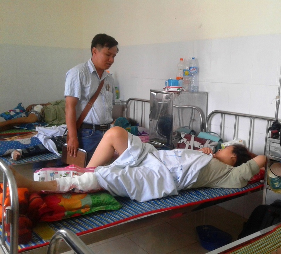 Vụ lật xe giường nằm: Tại trời mưa đường trơn? - 1
Chị Chung kể lại sự việc khi xe giường nằm lật nghiêng khiến chị bất tỉnh.