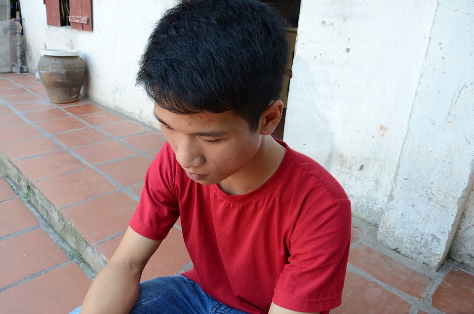 
Sự việc đau lòng xảy ra đã hơn 3 tháng, nhưng trên gương mặt em Bùi Kim Hùng, vẫn chưa hết bàng hoàng
