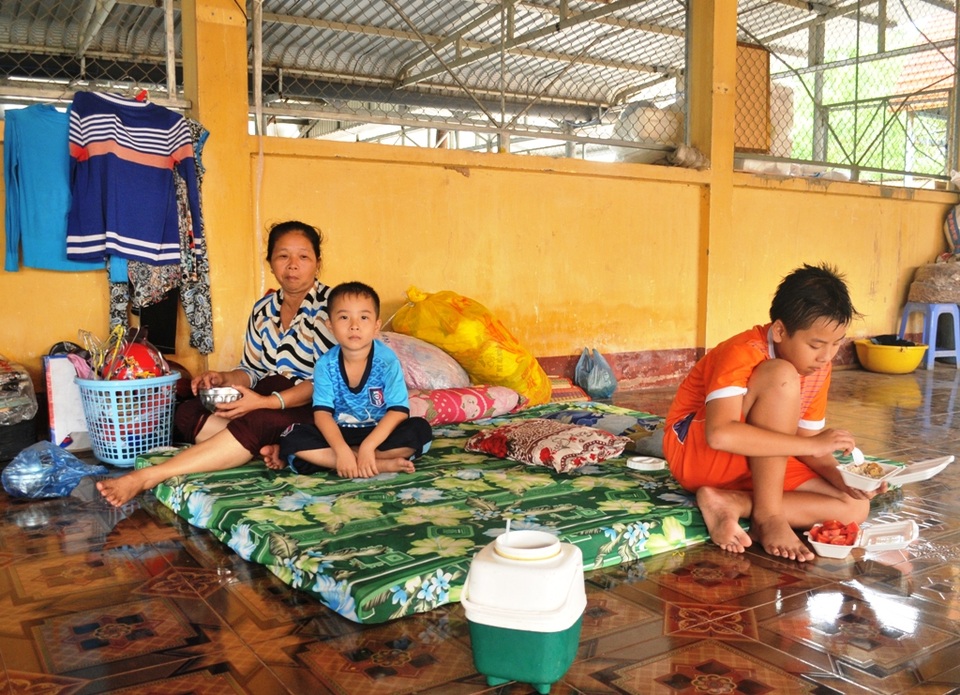 Cuộc sống vạ vật của người dân sau vụ sạt lở kinh hoàng - 6 Đêm xuống gia đình bà Nguyễn Thị Tua, trải nệm, chiếu xuống nền gạch của nhà chùa ngủ... Dù được nhà chùa lo cái ăn, cái ở nhưng chuyện sinh hoạt rồi chuyện học hành của hai cháu bà cũng bất tiện