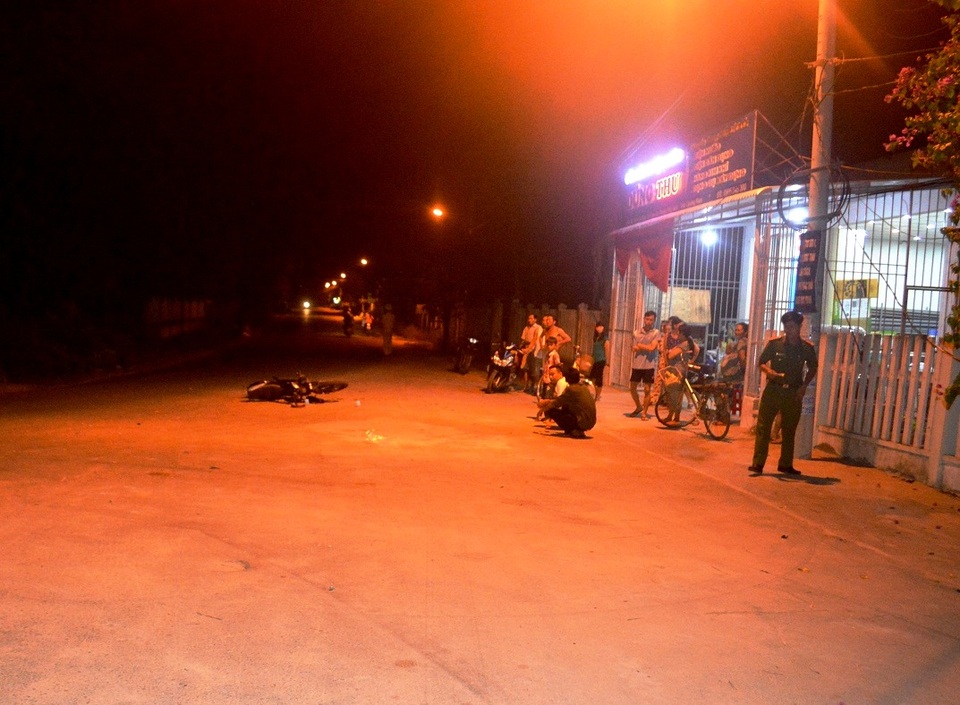 Ô tô tông thai phụ rồi bỏ chạy - 1 Hiện trường nơi xe 38A- . va chạm với phụ nữ mang bầu