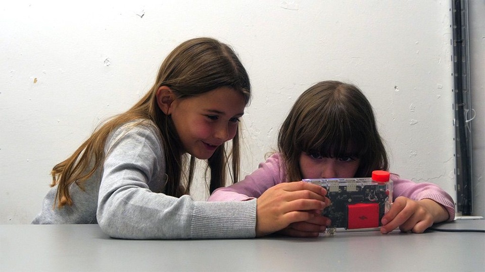 Chuyện lạ cô bé 7 tuổi gửi đơn xin việc đến Google được nhận làm kiểm duyệt sản phẩm - 2 Chloe Bridgewater cùng em gái là Hollie được nhận bởi một công ty máy tính có tên là Kano.