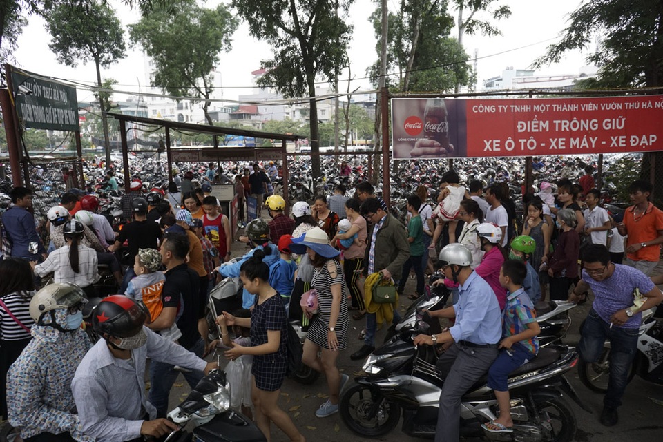 Tiếp tục... nghẹt thở ở công viên Thủ Lệ - 1 Ngay từ cổng vào theo lối từ đường Kim Mã, dòng người đông đặc kéo dài tắc cả một đoạn đường trước bãi gửi xe.