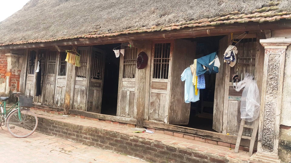 Độc đáo những ngôi nhà mái cói còn lại hiếm hoi ở Ninh Bình - 7
Theo ông Tống Văn Điển (xã Đồng Hướng, huyện Kim Sơn), lý do không lợp mái nhà bằng ngói hay tôn là vì không mát bằng lợp mái bổi. Ngoài ra, lợp bổi có độ bền cao hơn lợp mái ngói, bên cạnh đó gia đình ông cũng muốn giữ lại kiến trúc cổ của căn nhà độc đáo mà ông cha để lại cho gia đình.