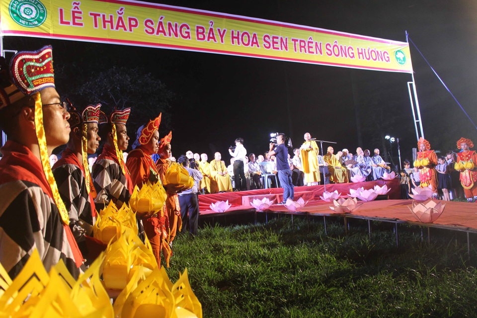 Thắp sáng 7 đóa sen “khổng lồ” trên sông Hương - 2 Lễ thắp sáng 7 đóa sen trên sông Hương