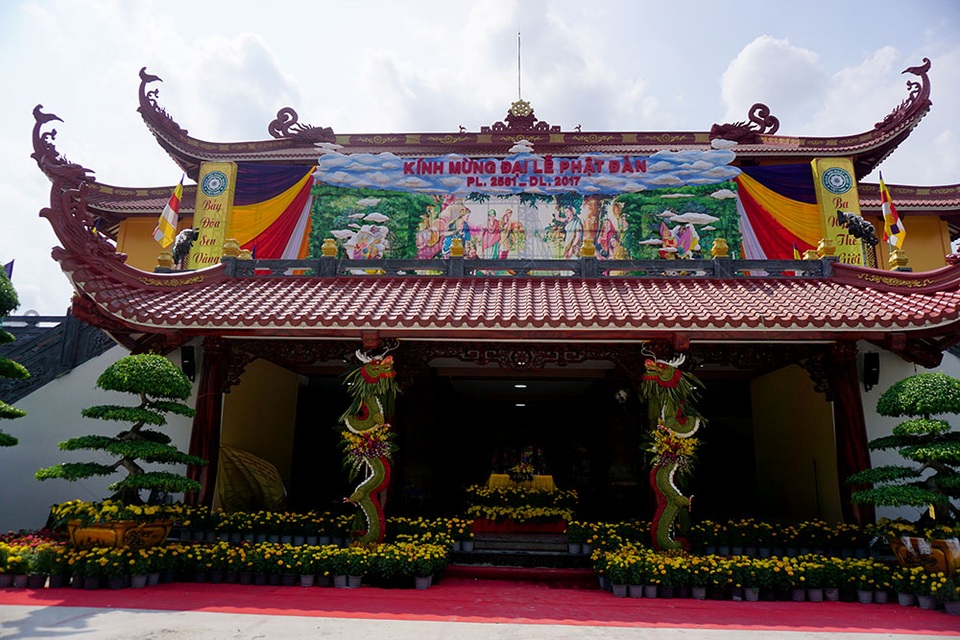 Sài Gòn rực rỡ cờ hoa đón mừng đại lễ Phật đản - 1 Lễ Phật đản là ngày lễ kỷ niệm Đức Phật Tất Đạt Đa xuất thế và được coi là ngày lễ trọng đại của Phật giáo. Ngày lễ được diễn ra vào 15/4 âm lịch hằng năm. Tại chùa Việt Nam Quốc Tự, quận 10 đã bắt đầu trang trí cờ hoa rực rỡ.