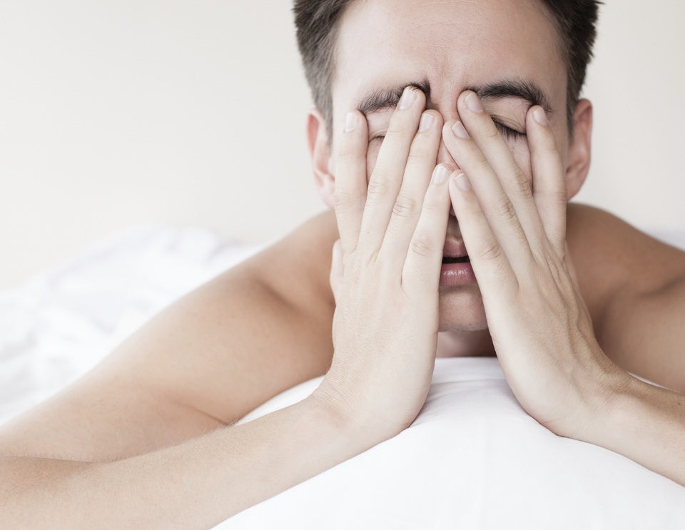 Miệng khô, lưỡi khô, khát nước, nóng trong lồng ngực, mất ngủ... là biểu hiện suy nhược cơ thể