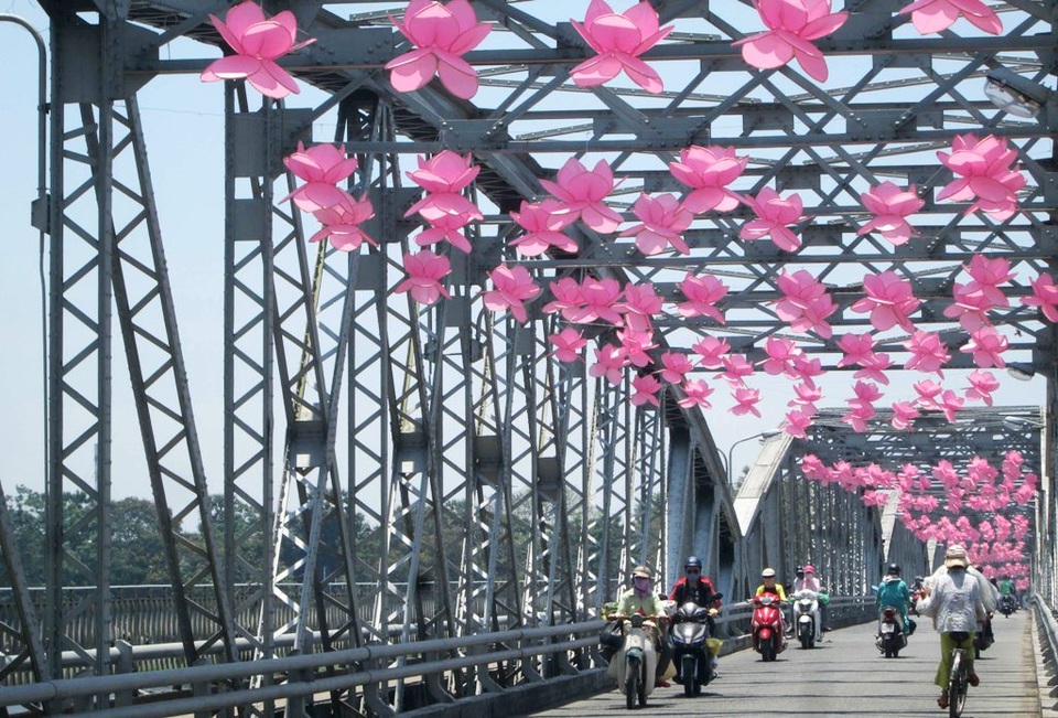 Huế rực rỡ sắc màu chào đón mùa Phật đản - 1 Cầu Trường Tiền lung linh bởi những hoa sen hồng