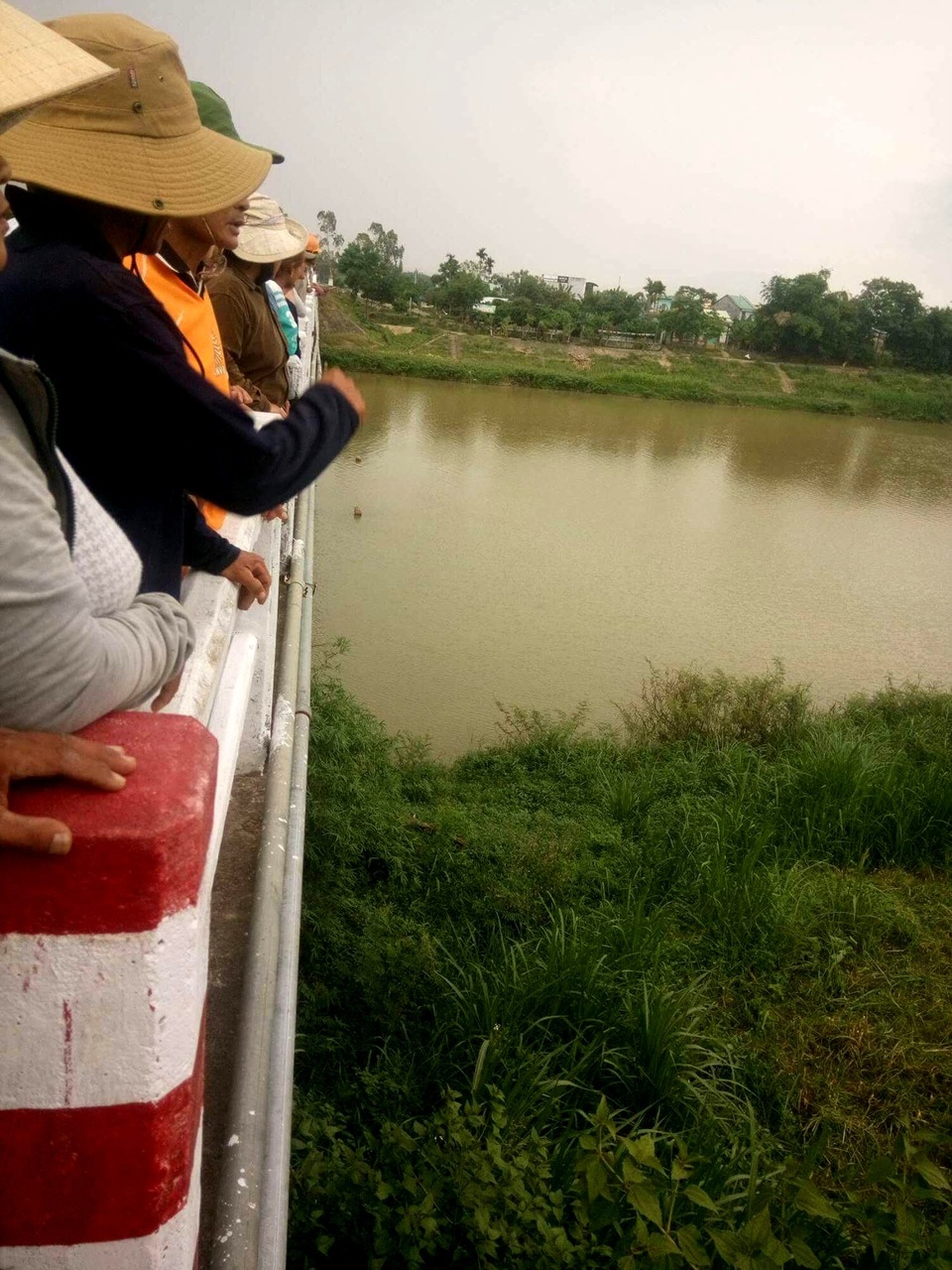 Tìm kiếm nam thanh niên mất tích khi tắm trên sông Vu Gia - 1 Tìm kiếm nam thanh niên mất tích khi tắm trên sông Vu Gia - 1