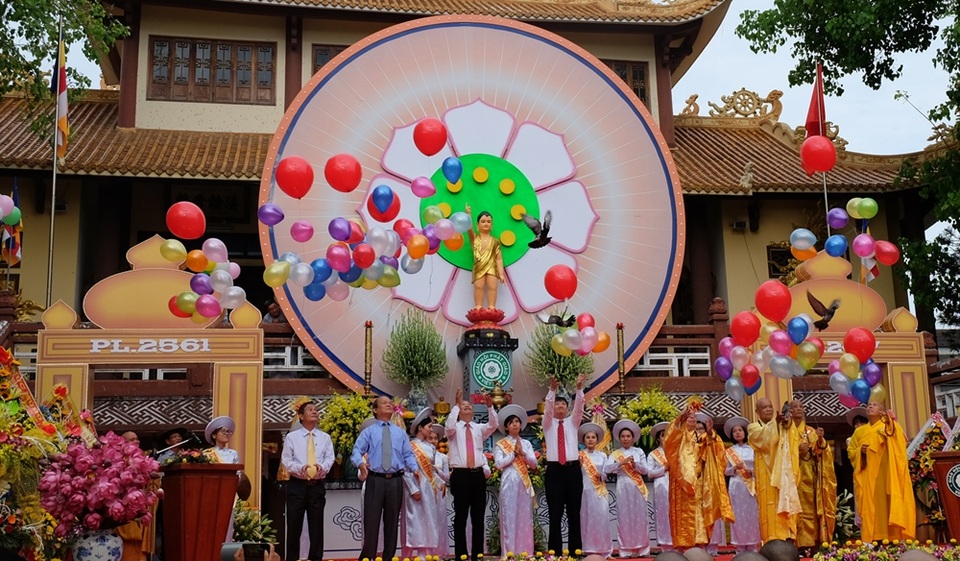 Đà Nẵng: Thả chim bồ câu nguyện cầu hòa bình trong Đại lễ Phật đản - 1 Lãnh đạo chính quyền thành phố cùng chư tôn đức lãnh đạo Phật giáo Đà Nẵng thả chim bồ câu và bong bóng nguyện cầu hòa bình, chúng sinh an lạc