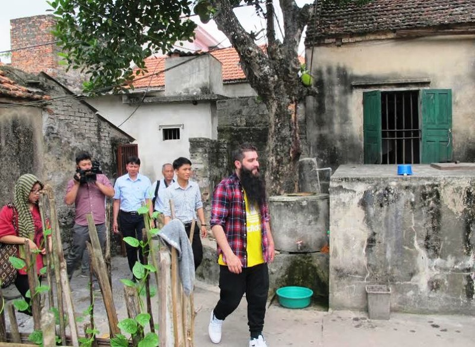 Đạo diễn phim Kong thăm nhà “Tộc trưởng thổ dân” - 1 Đại sứ du lịch Việt Nam, đạo diễn Jordan Vogt-Roberts đến thăm nhà Tổ trưởng thổ dân phim Kong tại xã Ninh Hải, huyện Hoa Lư, Ninh Bình.