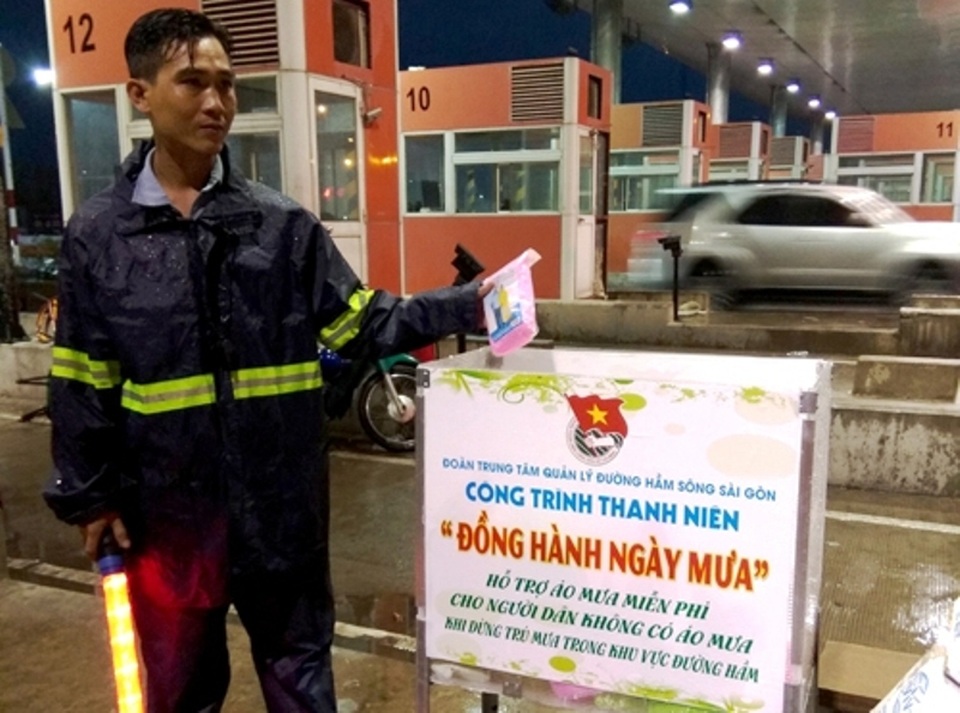 Để giúp giao thông qua hầm luôn thông suốt, nhất là trong mùa mưa sắp tới, Đoàn Trung tâm QLĐH sông Sài Gòn tổ chức công trình “Đồng hành ngày mưa”, phát áo mưa miễn phí cho người tham gia giao thông.