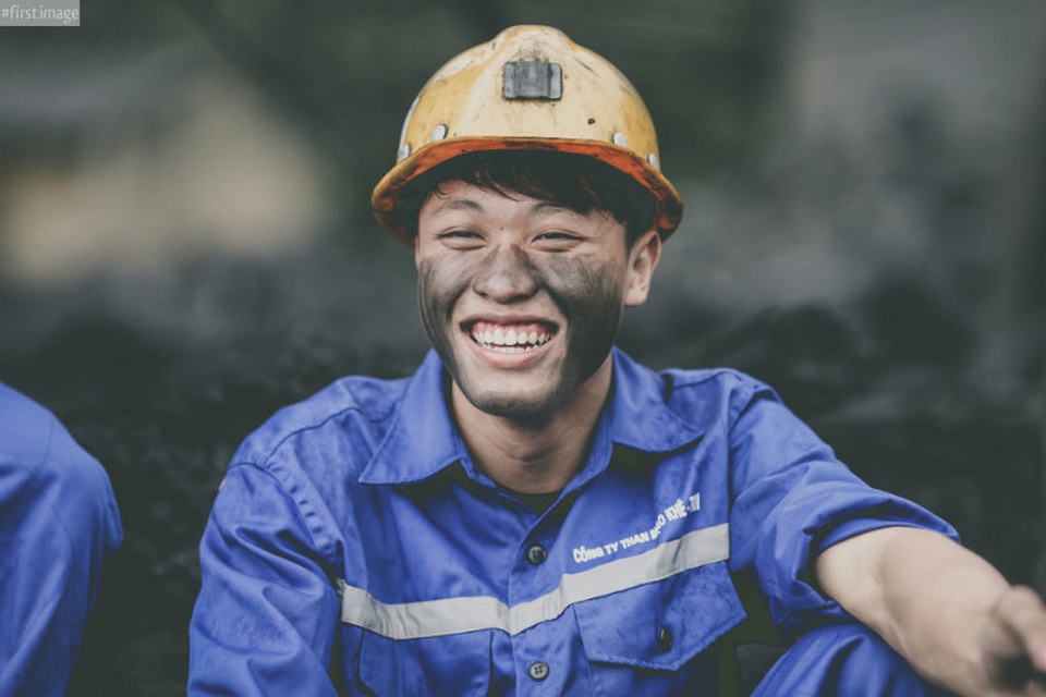 Ảnh kỷ yếu “Thợ mỏ” đậm chất quê hương của học sinh Quảng Ninh - 1 Không chỉ là bộ ảnh kỷ yếu đơn thuần, bộ ảnh “Thợ mỏ” còn là những tình cảm các em học sinh 12C3 muốn gửi gắm đến mảnh đất nơi các em sinh ra và lớn lên. Dù sau này mỗi bạn một nơi nhưng khi nhìn về sẽ luôn nhớ rằng các em đã có một thời gắn bó.