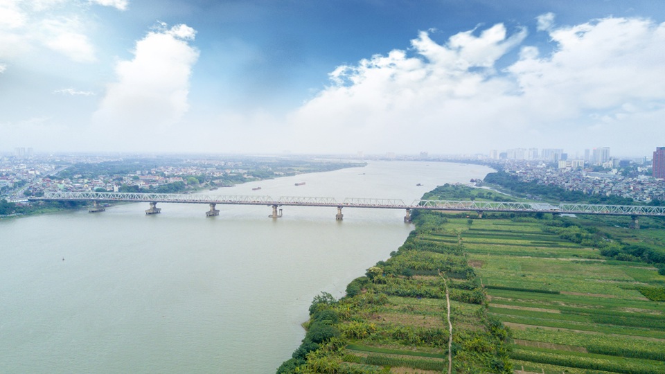 Mãn nhãn với 7 cây cầu vượt sông tại Hà Nội - 2
Về thiết kế, cầu Chương Dương không có dấu ấn đặc biệt. Tuy nhiên, Chương Dương là cây cầu lớn đầu tiên được thiết kế và thi công hoàn toàn bởi đội ngũ kỹ sư Việt Nam. Chiều Dài 1.230 m, gồm 21 nhịp, chia làm bốn làn xe chạy ở hai chiều.
