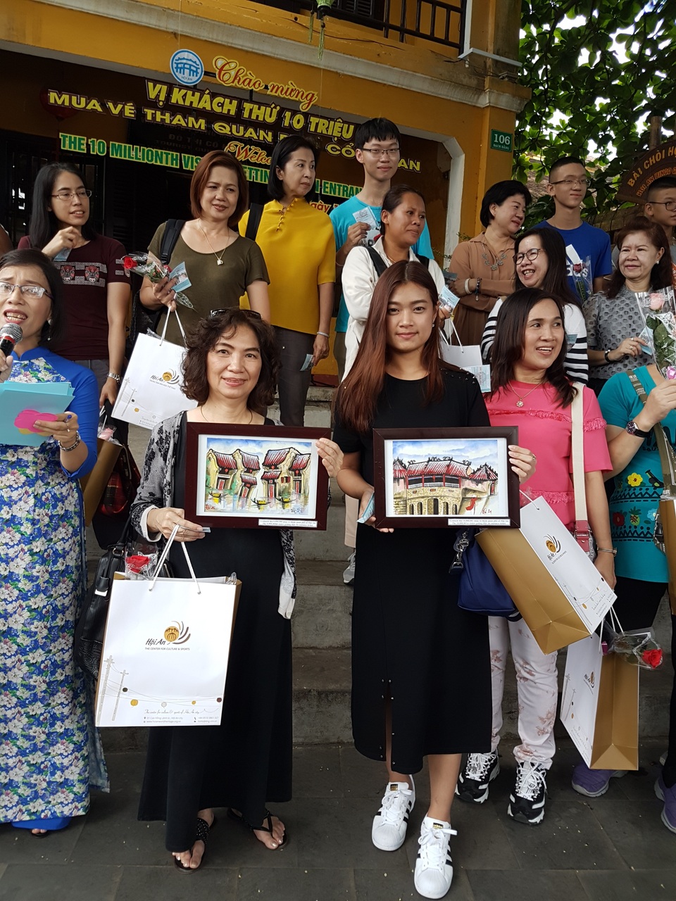 Hai du khách có số thứ tự liền trước và liền sau 10 triệu cũng nhận được quà lưu niệm