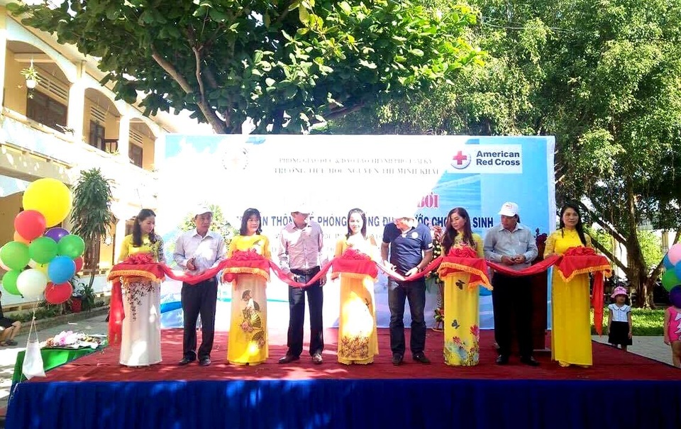 Tăng cường dạy bơi cho học sinh để phòng chống đuối nước - 1 Khánh thành hồ bơi trường TH Nguyễn Thị Minh Khai