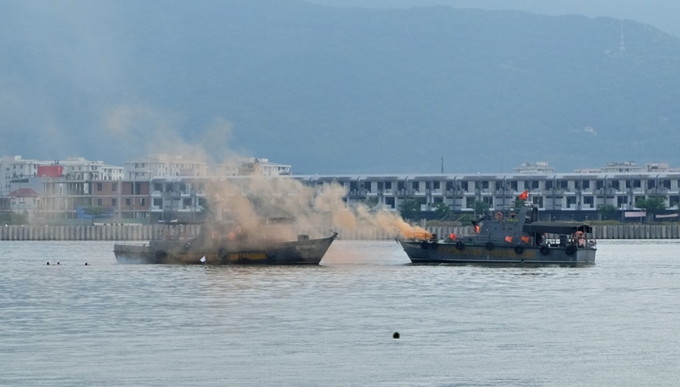 Việt Nam, Hoa Kỳ cùng diễn tập ứng phó sự cố tràn dầu trên sông Hàn - 2 Tình huống giả định là một tàu chở dầu và một tàu du lịch va đụng nhau gây ra sự cố tràn dầu nghiêm trọng. Nhiều người hoảng loạn nhảy xuống nước