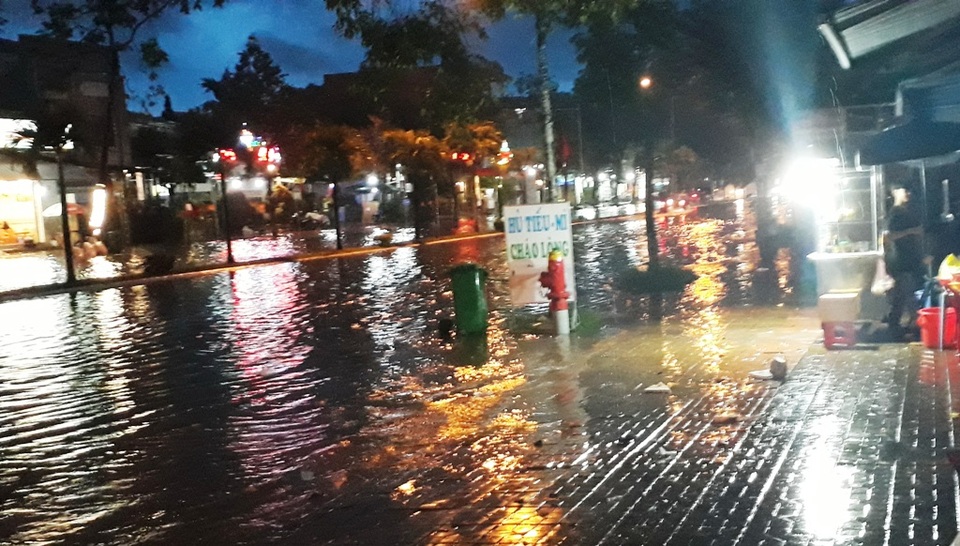 Đường phố Cần Thơ ngập nặng sau cơn mưa chiều - 1 
Sau trận mưa lớn nhiều tuyến đường nội ô TP Cần Thơ mênh mông nước