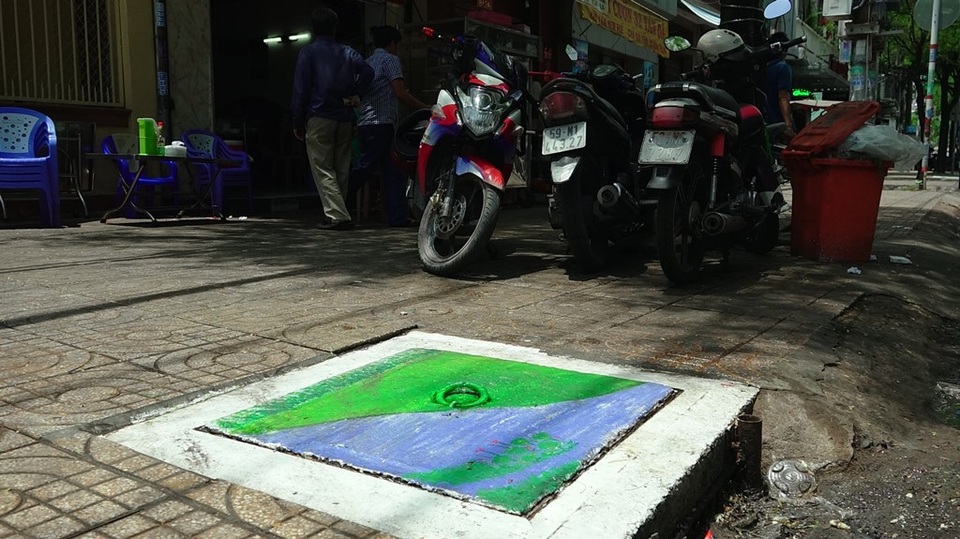 Từ khi có những chiếc nắp cống nghệ thuật này thì rác cũng được tập kết gọn gàng hơn.