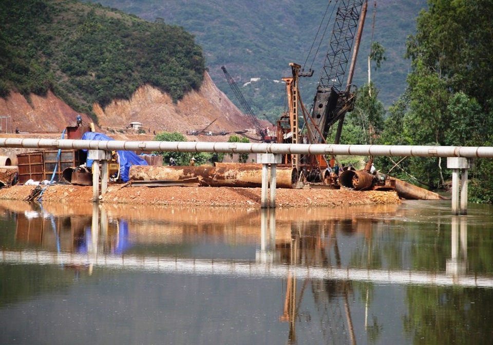 Chưa được phê duyệt thiết kế, nhà thầu đã đổ đất “bít” dòng sông - 1
Đơn vị thi công đã lấp gần hết dòng chảy nhánh sông Hà Thành (TP Quy Nhơn) gây nguy cơ ngập úng cho nhân nhân ở khu vực xung quanh