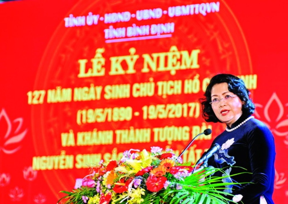 Khánh thành Tượng đài cha con Bác Hồ trên quê hương Bình Định - 2
Phó Chủ tịch nước Đặng Thị Ngọc Thịnh phát biểu tại Lễ khánh thành công trình tượng đài Nguyễn Sinh Sắc - Nguyễn Tất Thành (ảnh V. Lưu)