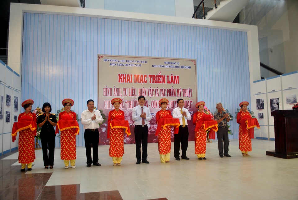 Lãnh đạo tỉnh Quảng Nam và đại diện bảo tàng đường Hồ Chí Minh cắt băng khai mạc triển lãm