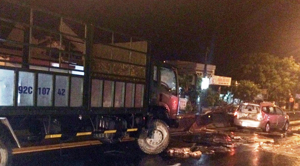 CSGT đội mưa dọn thùng các tông trên đường - 1 Hiện trường vụ tai nạn nơi thùng cac-tông rơi vãi xuống đường