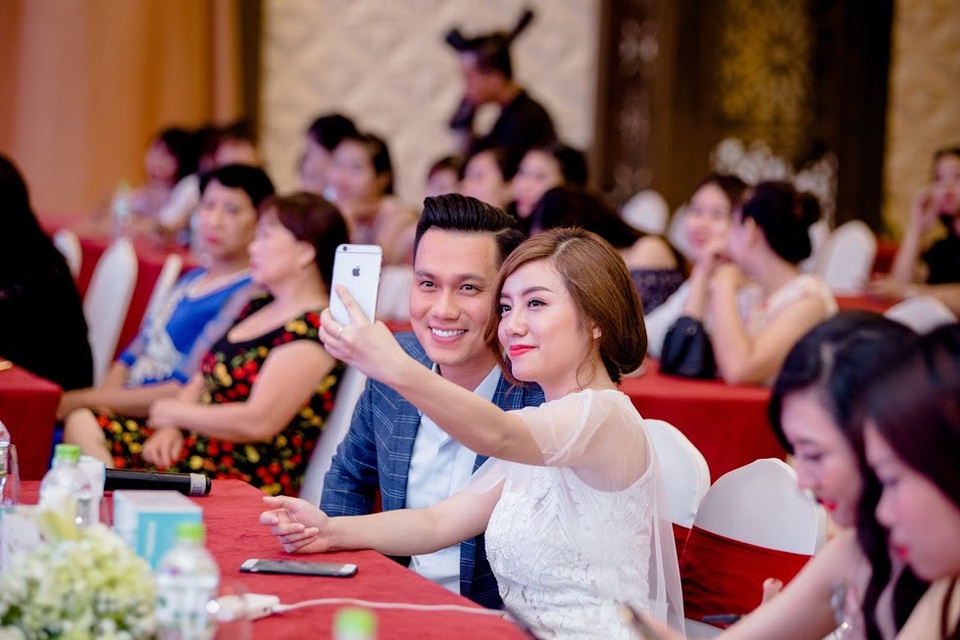 Phan Hải – "Người phán xử" bỗng chốc trở thành "Người khó xử" trước dàn doanh nhân xinh đẹp - 1 Diễn viên Việt Anh vui vẻ chụp ảnh cùng giám đốc hệ thống LP Natural Beauty Việt Nam