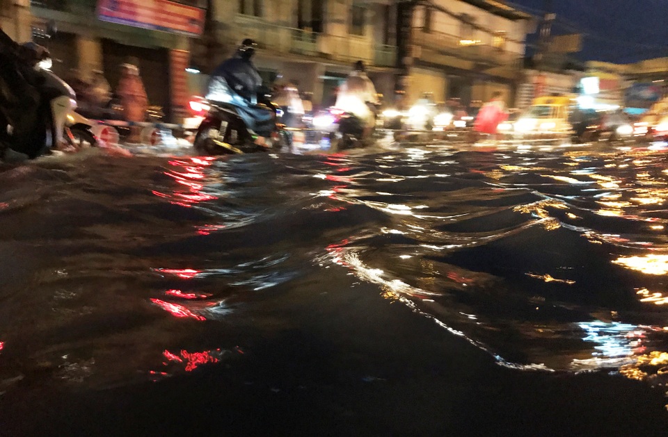 Mới đầu mùa mưa, người Sài Gòn đã khốn đốn vì ngập nước, kẹt xe... - 1 Mưa như trút nước ào ạt đổ xuống và kéo dài đến tận tối 20/5 đã khiến hàng loạt tuyến đường ở TPHCM nhanh chóng chìm trong biển nước.