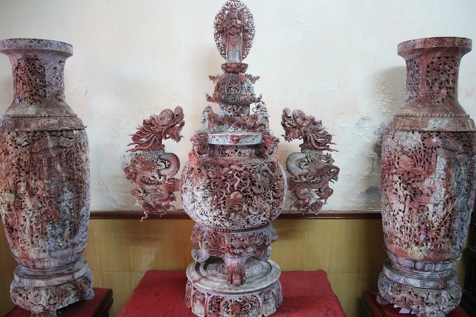 Cận cảnh bộ lư "tam bảo vĩnh hằng" khách trả 15 tỷ không bán - 1 Ông Phạm Nhật Minh (SN 1941, Tân Mai, Hà Nội) được mệnh danh là “ông vua đồ đá” ở Hà Nội nhờ chế tạo và sở hữu những bộ sưu tập đá quý tinh xảo và ấn tượng. Trong đó, đặc biệt phải kể đến bộ “Tam bảo Vĩnh Hằng” được ông Minh lên ý tưởng và cùng thợ thực hiện trong gần 3 năm. Bộ tác phẩm được trưng bày trong 10 cuộc triển lãm dịp 1000 năm Thăng Long Hà Nội và từng được xác lập kỷ lục Việt Nam nhờ kích thước lớn nhất, tinh xảo nhất cầu kỳ và công phu nhất từng được thực hiện.