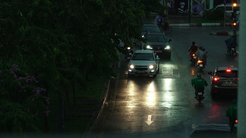 Mới tầm giữa giờ chiều nhưng mây đen bao vây bầu trời Sài Gòn làm cho đường phố tối hẳn.