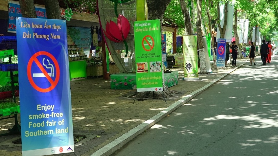 Thưởng thức ẩm thực và tìm hiểu cách… cai thuốc lá - 1 Dòng chữ “enjoy smoke - free food fair of the Southern land” tạm dịch là “Thưởng thức không gian không khói thuốc tại liên hoan ẩm thực Đất Phương Nam”.