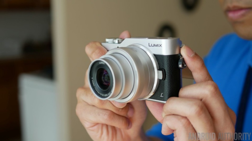 GX850 là một trong những dòng máy không gương lật nhỏ gọn nhất hiện nay.