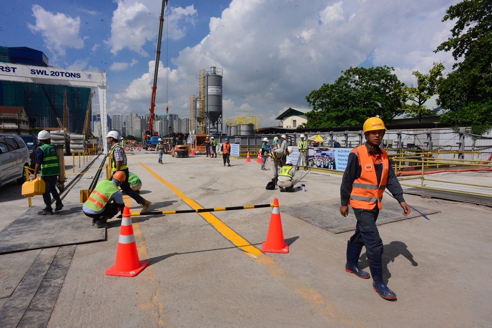 Khám phá “quái vật” 300 tấn lần đầu tiên “xuyên lòng” đô thị Sài Gòn - 1 Công nhân thi công bên trên đoạn ngầm từ ga Nhà hát TP đến ga Ba Son- gói thầu 1b thuộc dự án tuyến metro Bến Thành - Suối Tiên.