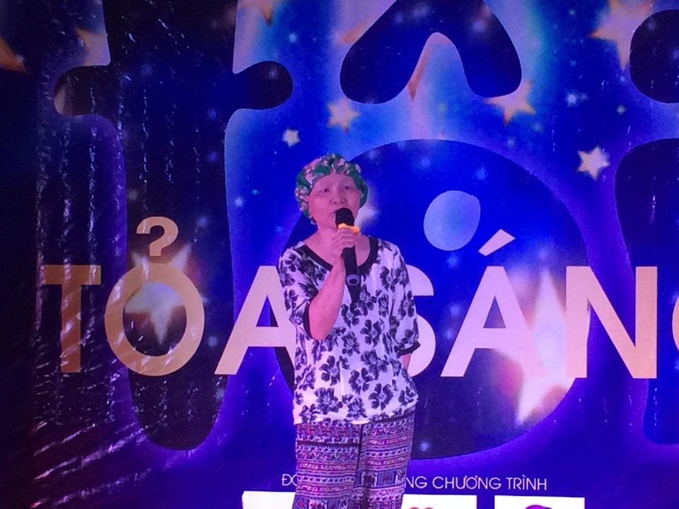 Tiếng hát xoa dịu nỗi đau cho bệnh nhân ung thư - 1 Một bệnh nhân ung thư thi hát