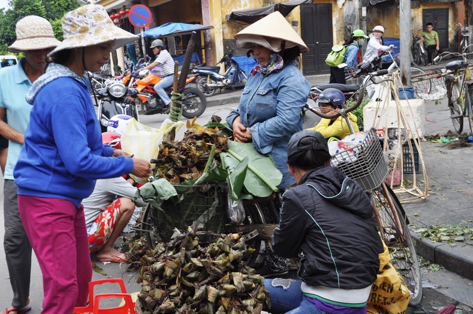 Bánh ú tro đắt hàng dịp Tết Đoan Ngọ - 1 Bánh ú tro đắt hàng dịp Tết Đoan Ngọ