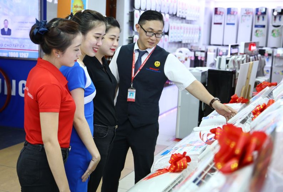 Đừng mất tiền oan vì hàng điện máy - 1 Hầu hết các bà nội trợ không am hiểu hàng điện máy nên cần có sự tư vấn kỹ càng của nhân viên bán hàng và chính sách hậu mãi tốt, chuyên nghiệp từ đơn vị bán lẻ uy tín