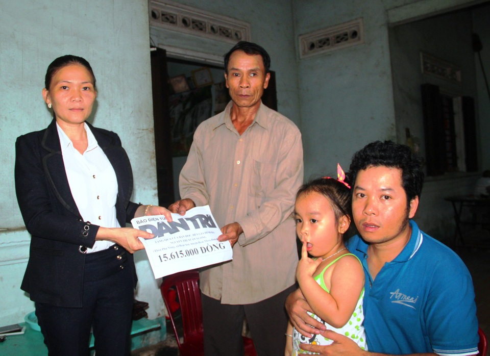 Đại diện chính quyền xã Hoài Sơn (Hoài Nhơn, Bình Định) trao hơn 15 triệu đồng đến hoàn cảnh bà Nương