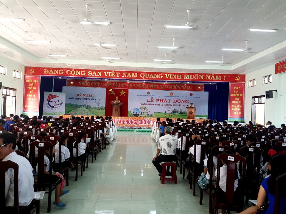 Trẻ em bị xâm hại được tố cáo chỉ là “phần nổi của tảng băng chìm” - 1 Tỉnh Quảng Nam phát động tháng hành động vì trẻ em và thi tìm hiểu Luật trẻ em 2017 sáng 31/5