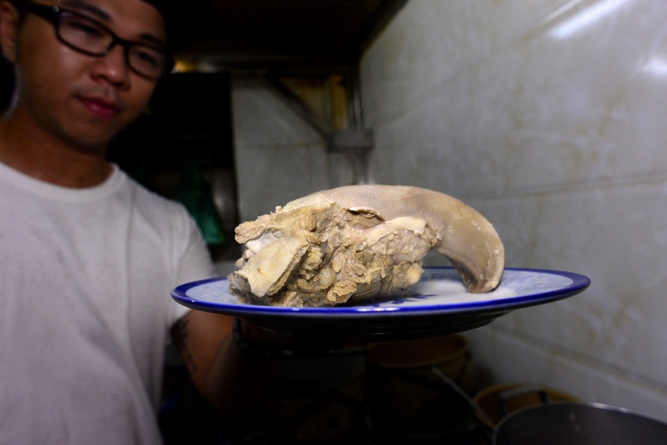 Cách thưởng thức khác của “Bánh mì Sài Gòn” khiến giới trẻ thích mê - 1 Anh Huấn bên cạnh chiếc lưỡi heo vừa trần qua nước sôi.