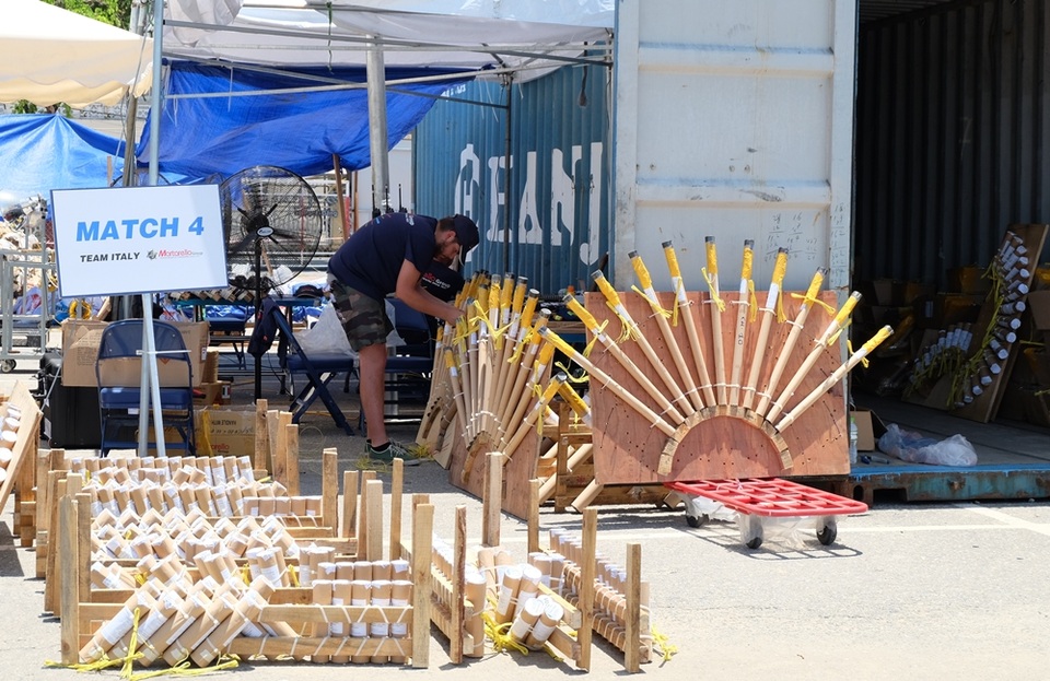 Hai "cao thủ" pháo hoa hé lộ kịch bản trước đêm Thủy - 6
Với kỹ thuật trình diễn pháo hoa tinh tế, đội pháo hoa đến từ Ý liên tiếp vô địch trong 4 lần trình diễn gần đây ở khắp thế giới trước khi đến Đà Nẵng