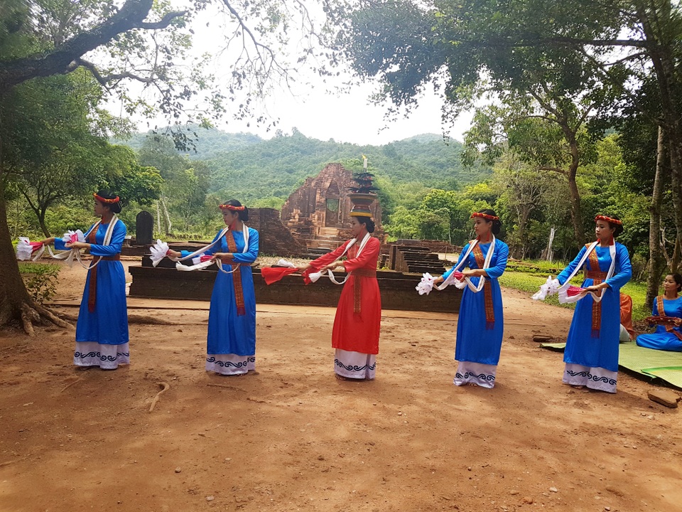 Thú vị xem múa chăm dưới chân tháp ở Thánh địa Mỹ Sơn - 1 Tiết mục múa chăm ở chân tháp G